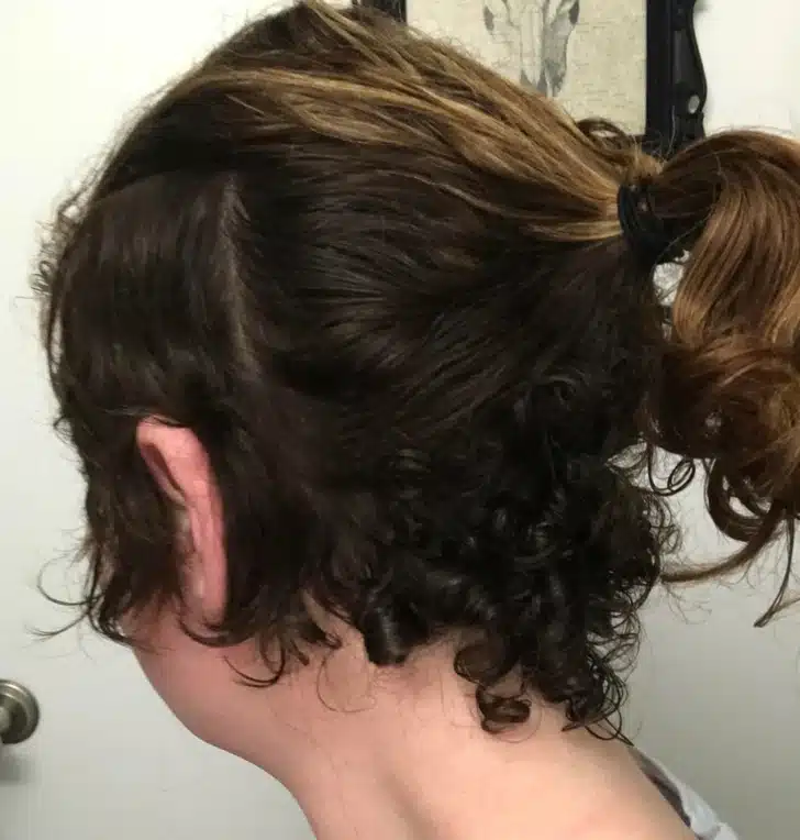 Cheveux partiellement lisses et bouclés