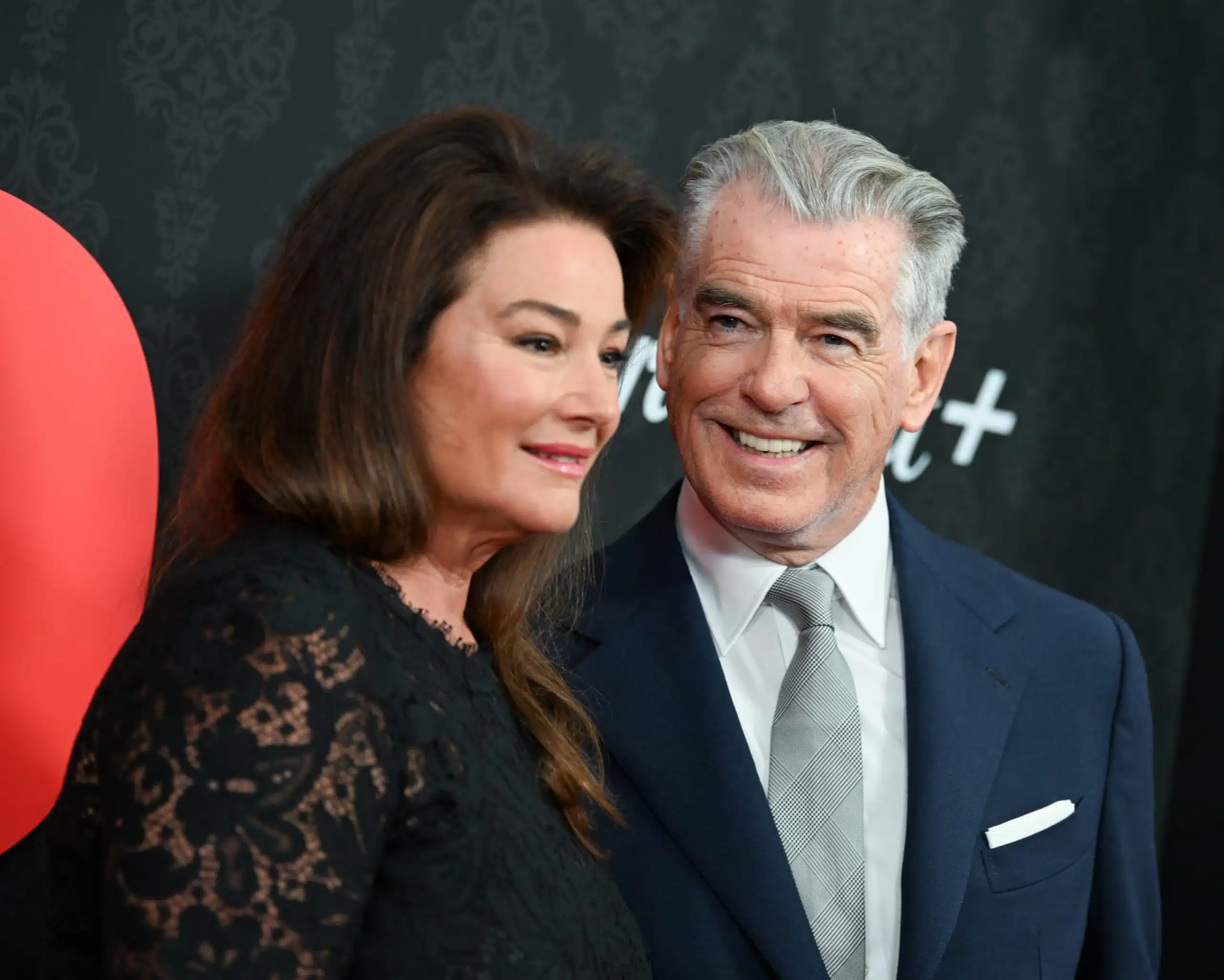 Pierce Brosnan embrassant tendrement Keeley Shaye