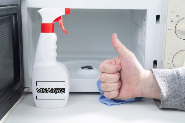 Flacon de vinaigre blanc et citron sur un plan de travail