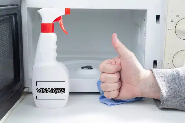 Flacon de vinaigre blanc et citron sur un plan de travail