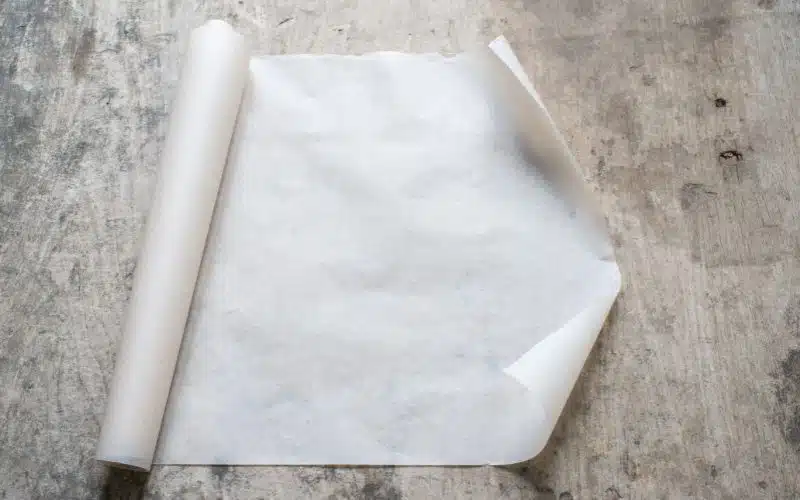 Papier cuisson blanc et papier naturel brun posés côte à côte
