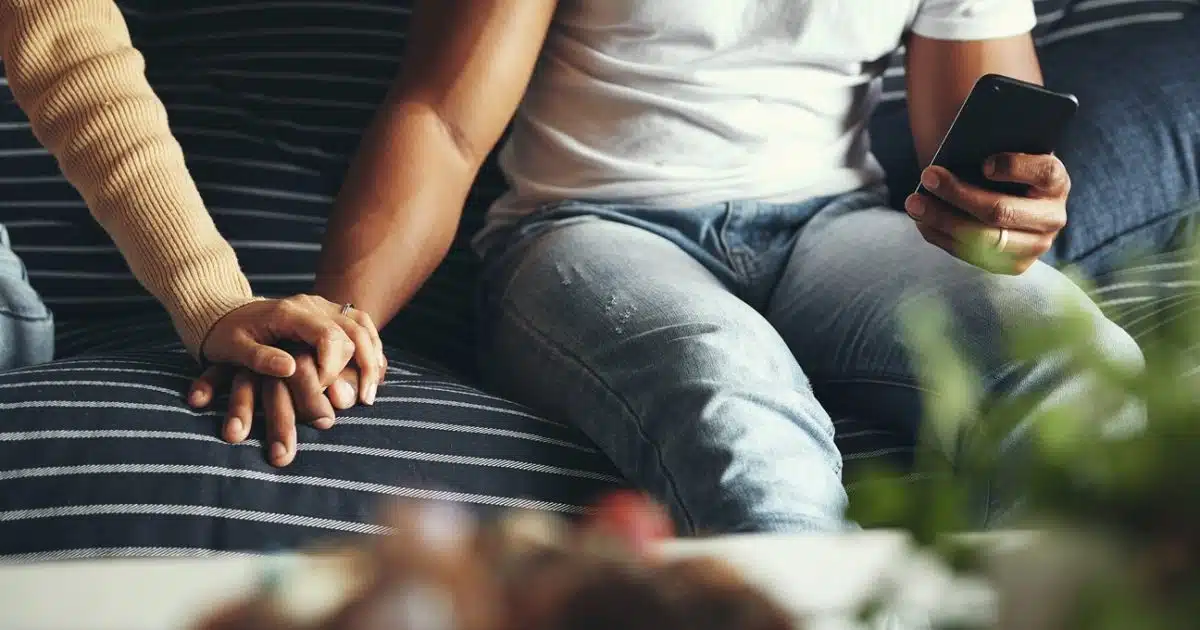 10 signes que votre homme envoie des messages à une autre femme