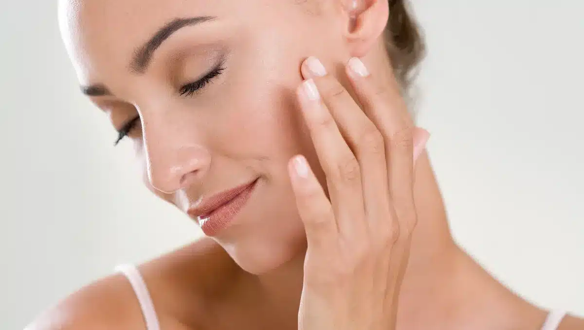 Ingrédients naturels pour soin de la peau : graines de lin et clous de girofle