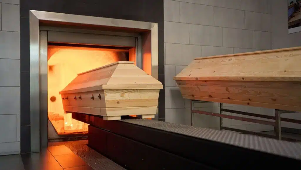 Flammes ritualisées lors d'une cérémonie de crémation
