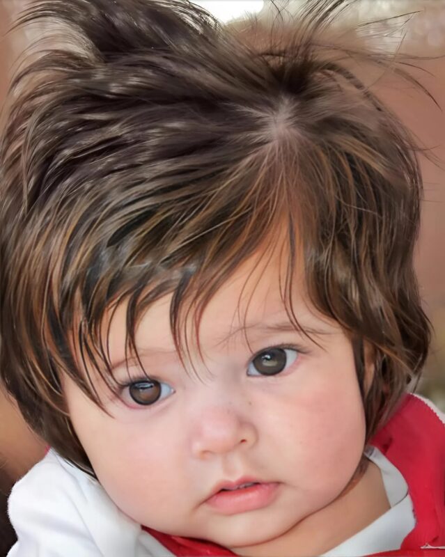 Maman prenant soin des cheveux de son bébé