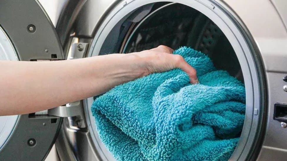 Serviette de bain dans une machine à laver