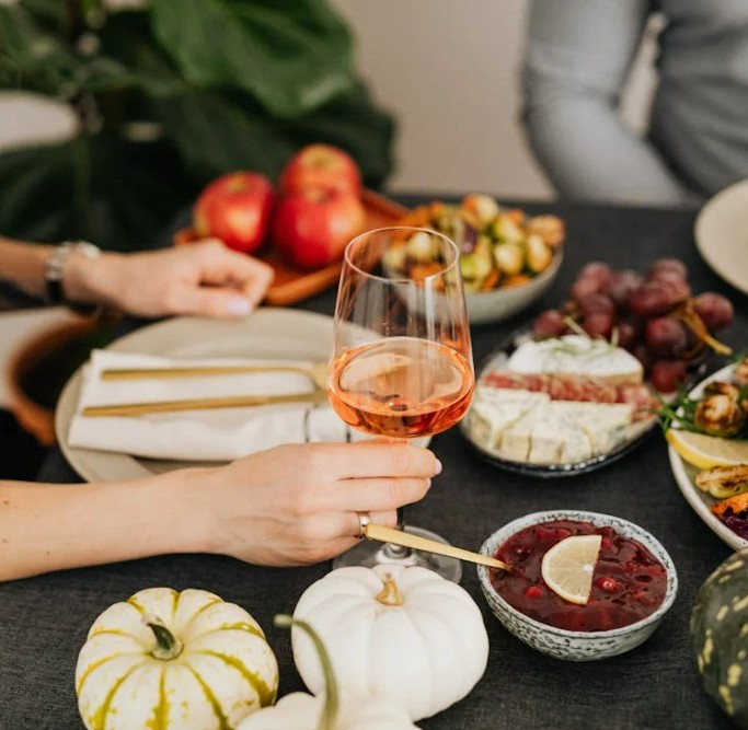 Femme dégustant un aliment, évoquant l'héritage du palais