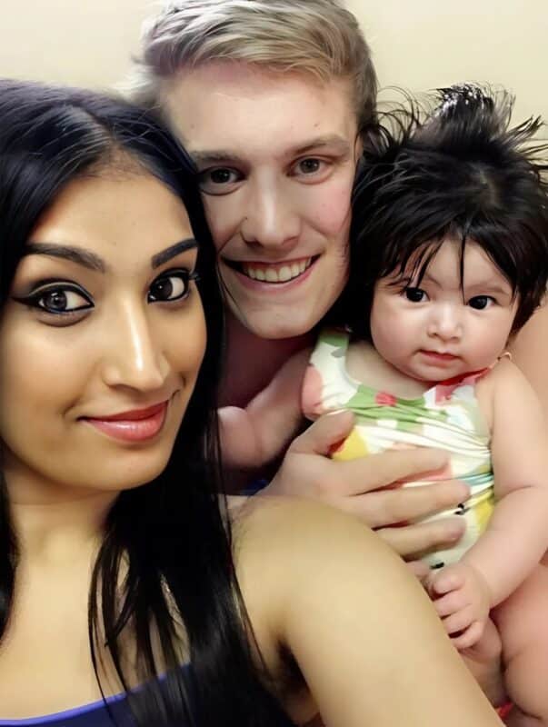 Bébé d'un an avec de longs cheveux bouclés