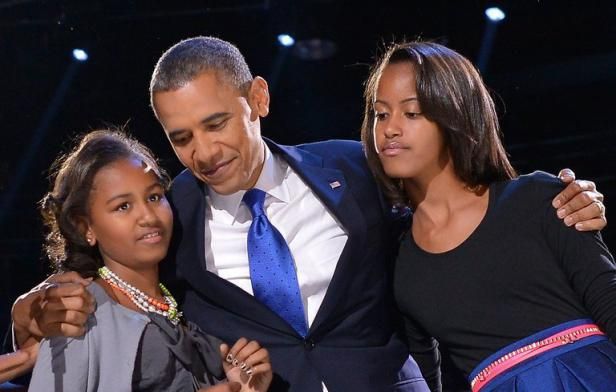 Barack Obama avec ses filles Malia et Sasha, souriants, lors d'un événement public
