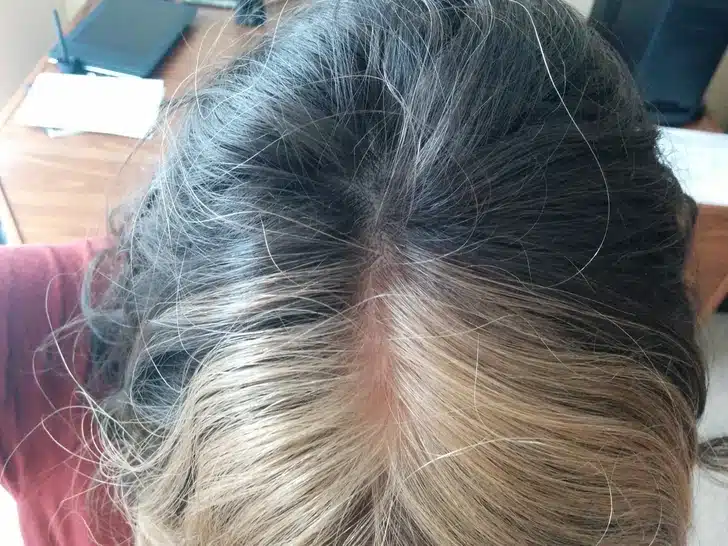 Bébé avec des cheveux blonds et bruns