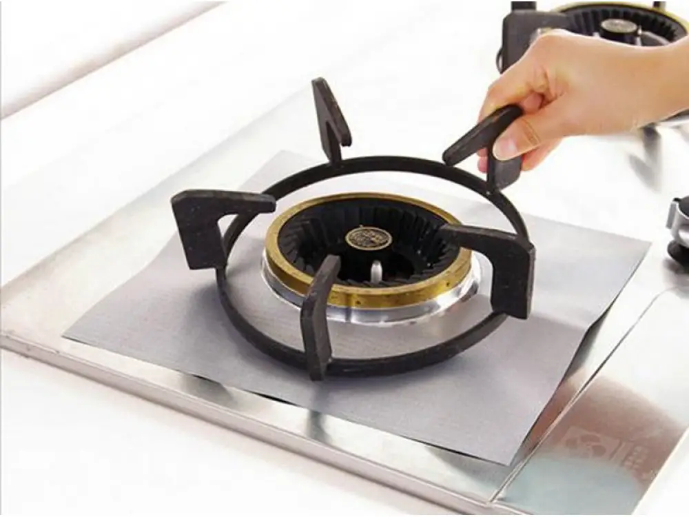 Grilles de cuisinière encrassées posées sur un évier