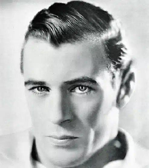 Front féminin avec une pointe en V marquée à la naissance des cheveux