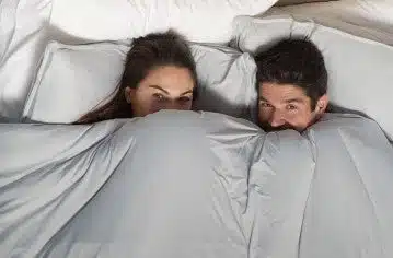 Femme se réveillant avec fatigue