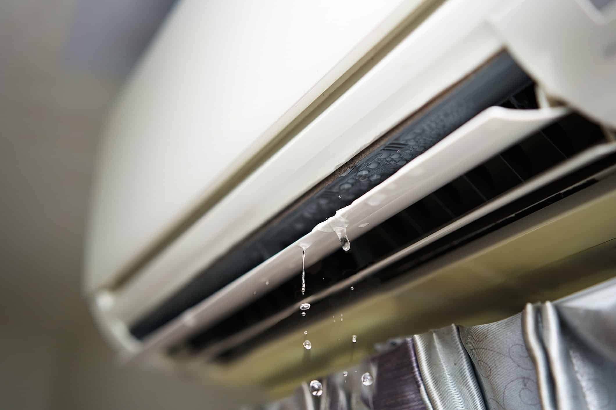 Climatiseur laissant échapper des gouttes d’eau