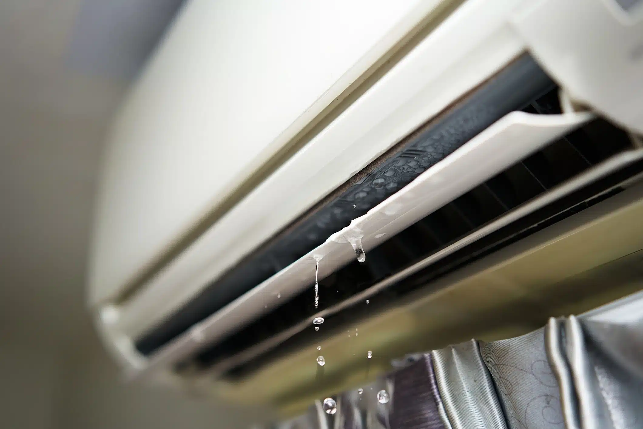 Climatiseur laissant échapper des gouttes d’eau