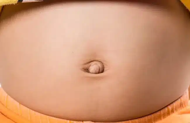 Nombril peu profond, symbole de générosité