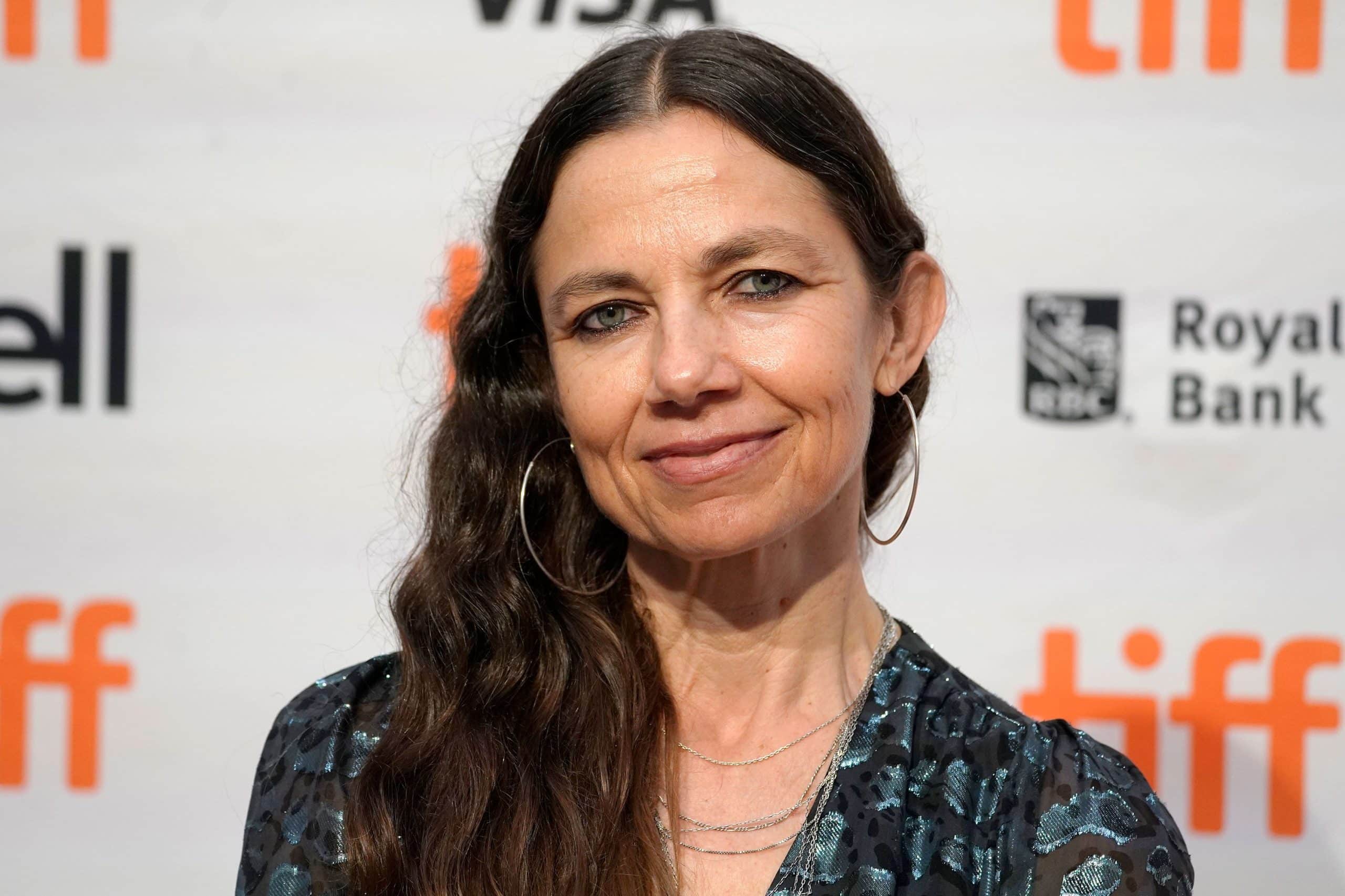 Justine Bateman en interview, visage serein