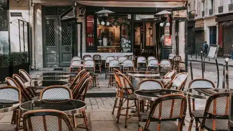 Intérieur chaleureux d'un petit restaurant traditionnel