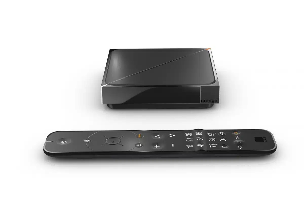 Décodeur TV sous une télévision