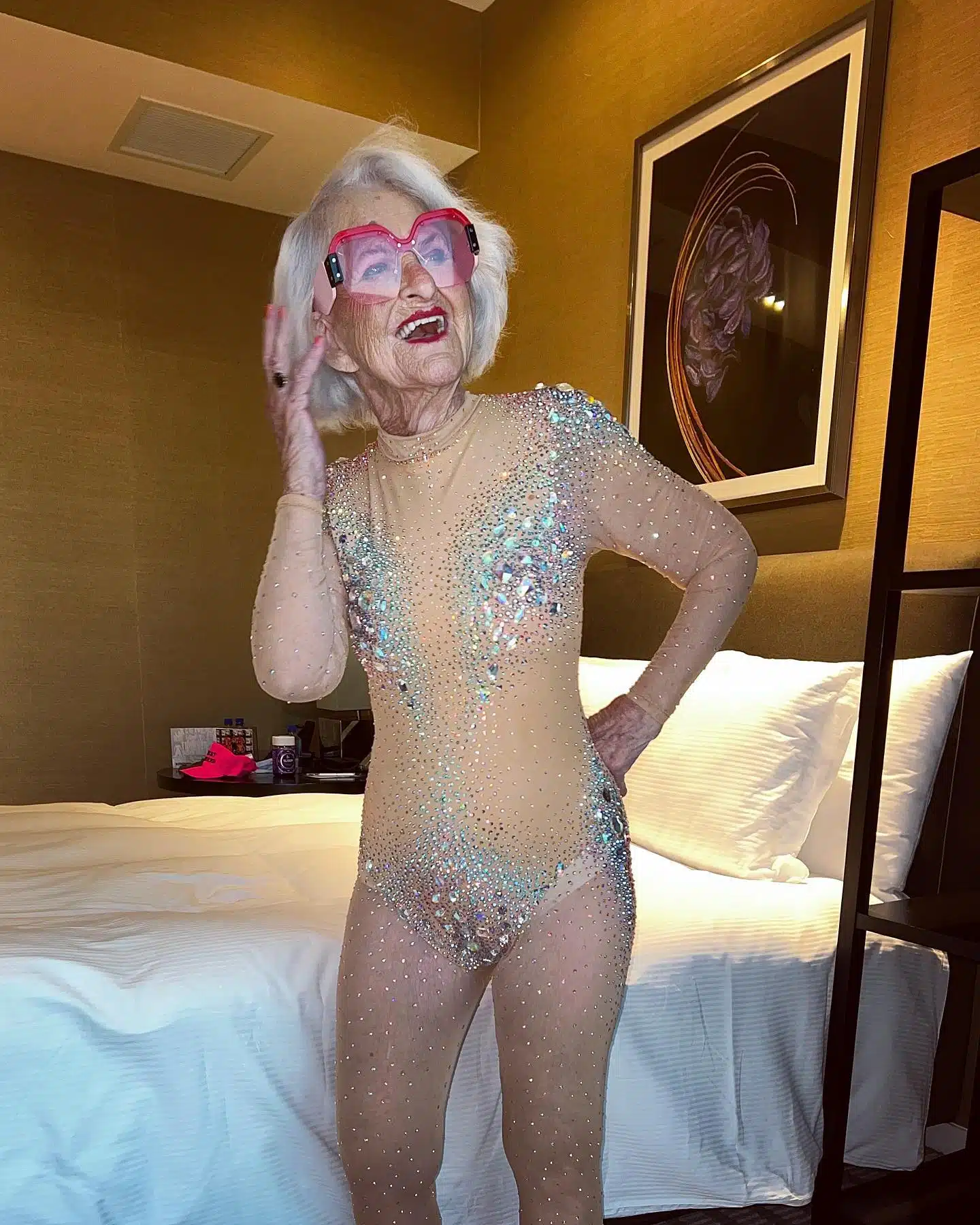 Baddie Winkle posant avec assurance, dans un décor moderne, vêtue d'une tenue à motifs