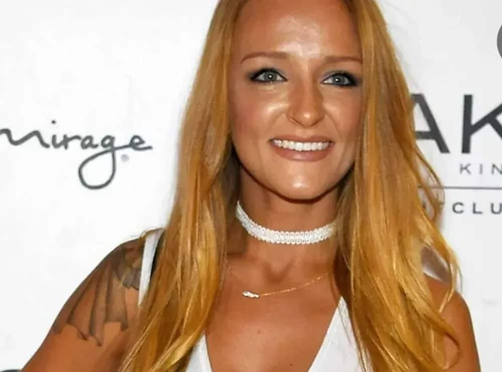 Femme se protégeant du soleil