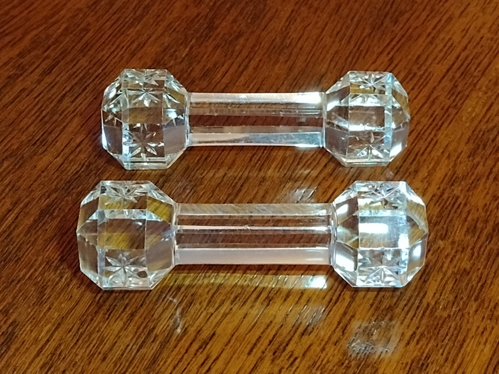 Repose-couteau en céramique sur une table