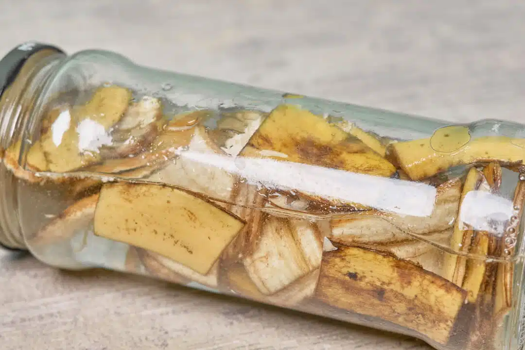 Étapes de préparation du liquide dans un bocal en verre