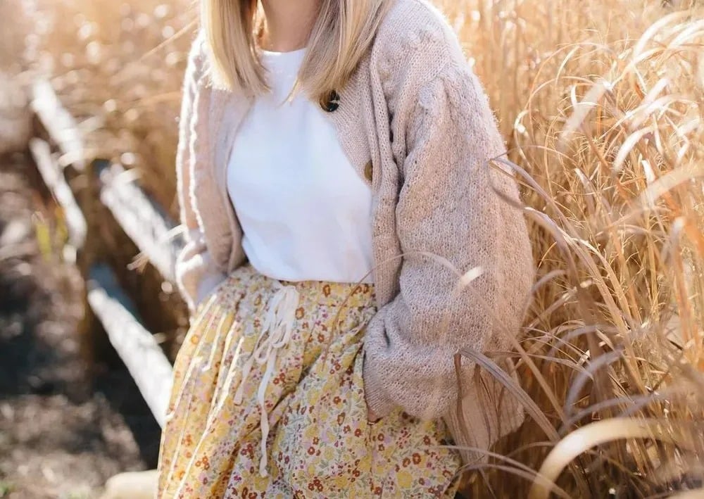 Vêtements tendance dans une penderie