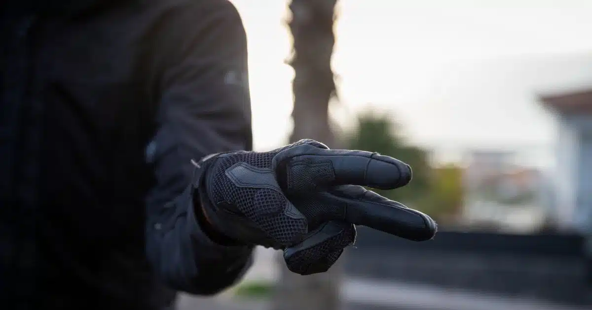 Deux motards échangeant le signe en V sur la route