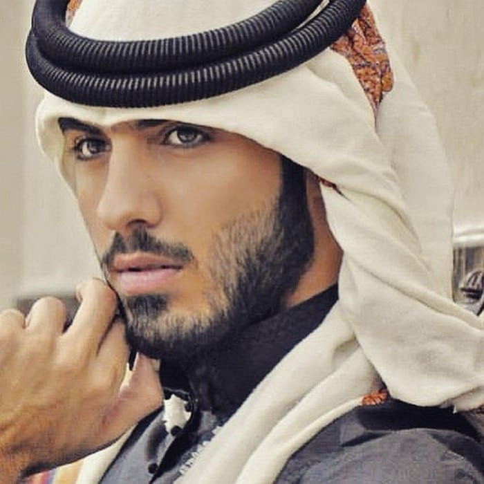 Portrait d'Omar Borkan montrant son physique remarquable