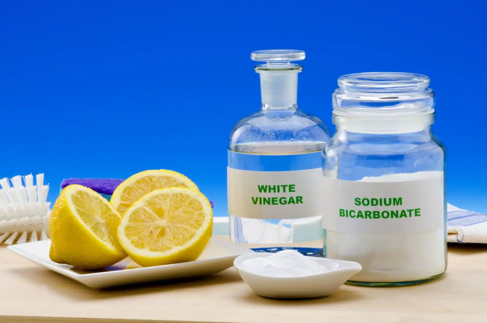 Ingrédients naturels anti-rouille : citron, vinaigre et bicarbonate