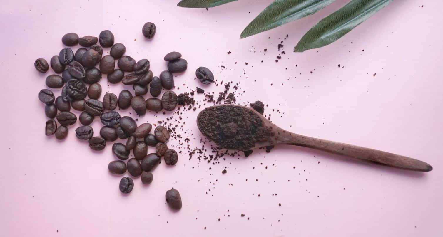 Femme appliquant du café sur ses cheveux
