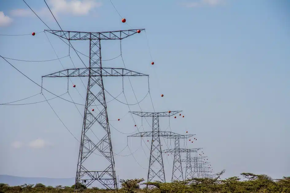 Gros plan sur des boules de balisage orange et blanches sur ligne électrique