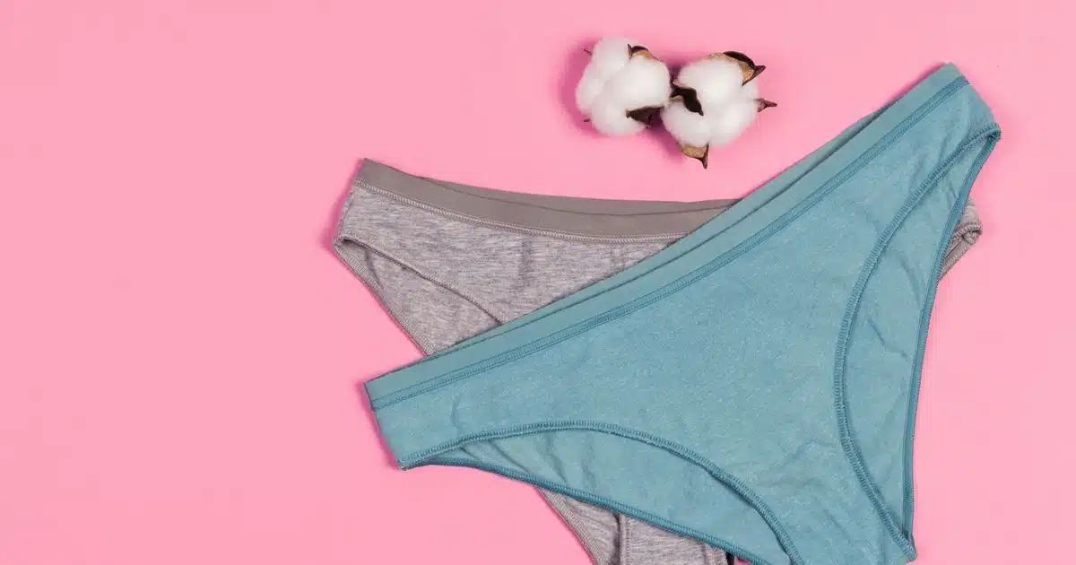 Femme souriante tenant une culotte