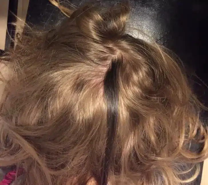 Enfant blond avec une mèche brune