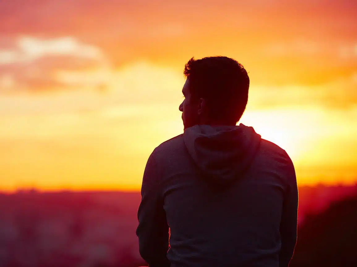 Deux personnes partageant un moment de complicité et de conversation vraie