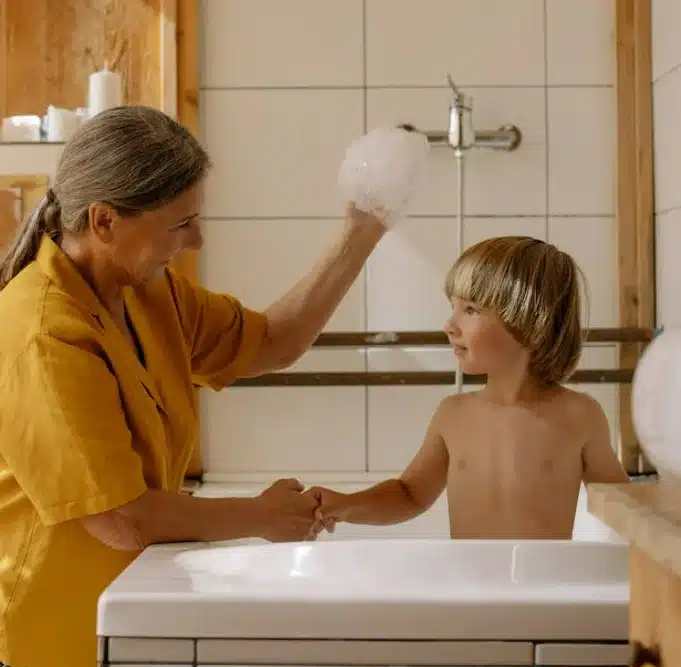 Rides du sourire autour des yeux, signe de joie et d'expression