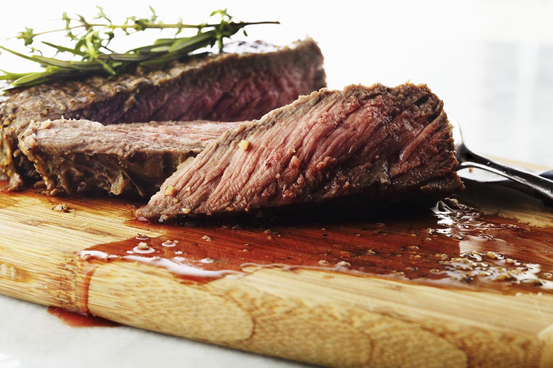 Viande rouge sur une assiette