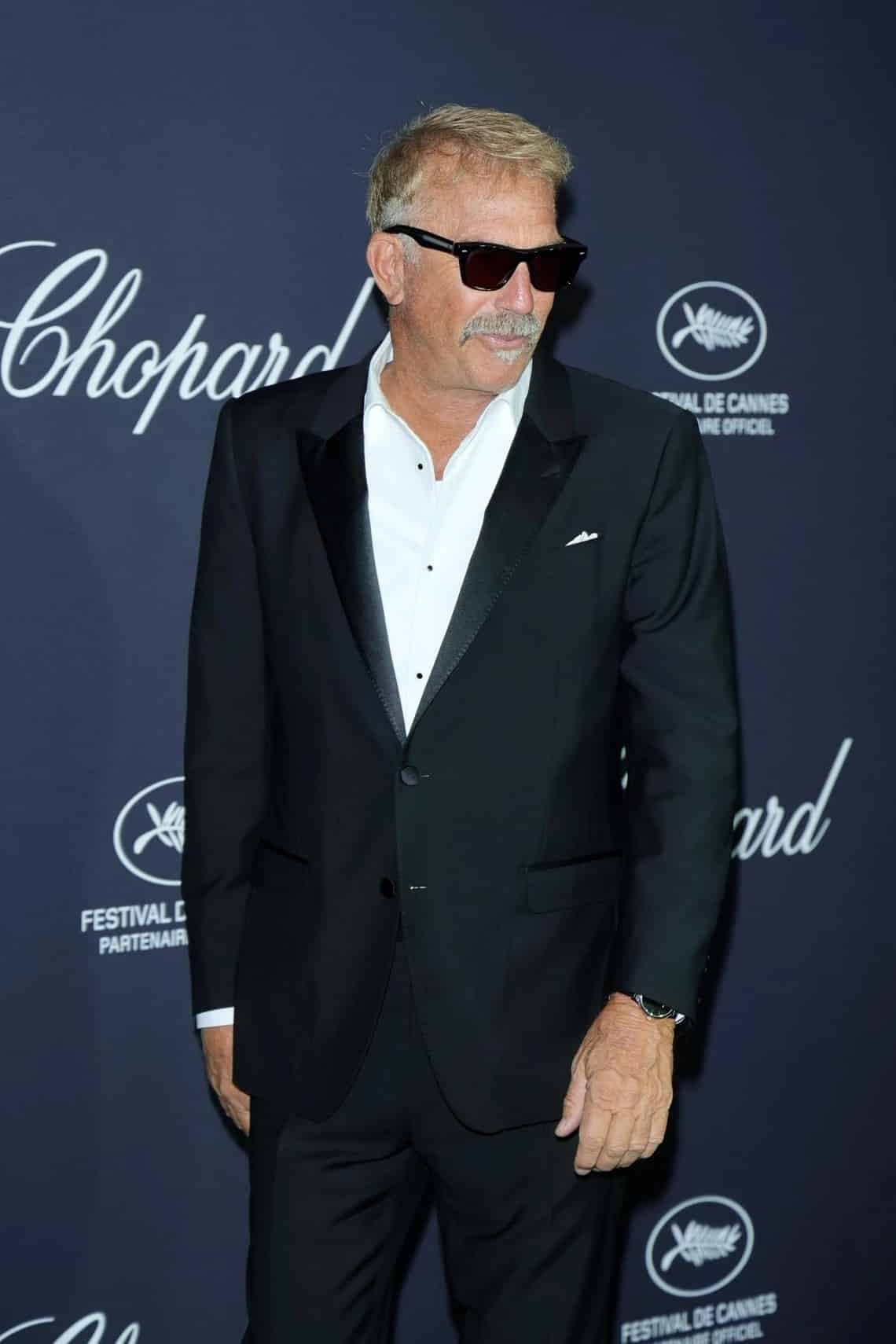 Portrait de Kevin Costner mettant en avant sa moustache signature