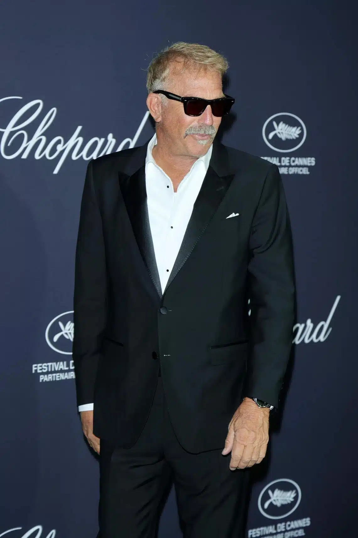 Portrait de Kevin Costner mettant en avant sa moustache signature