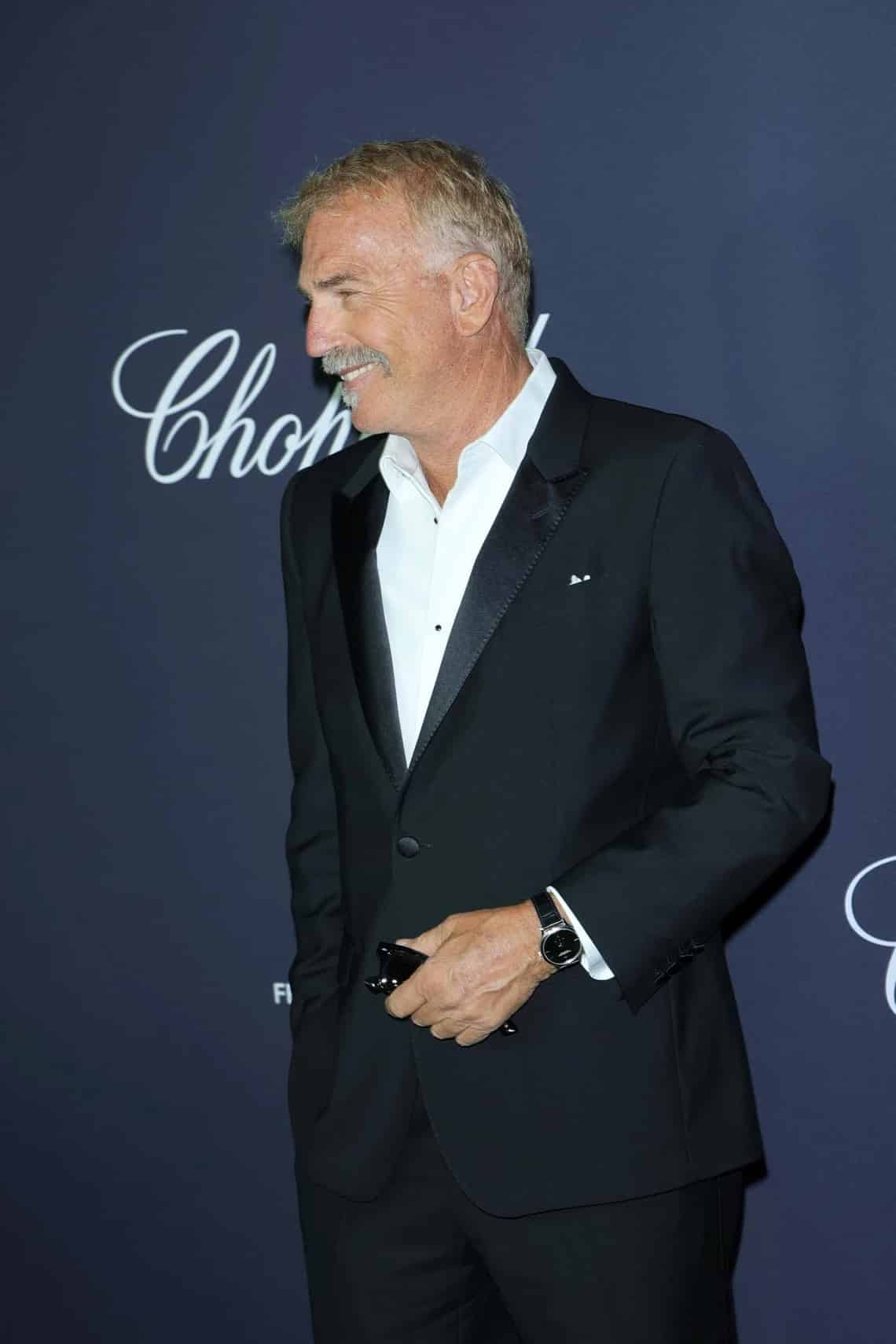 Kevin Costner sur le tapis rouge de Cannes, élégant et souriant