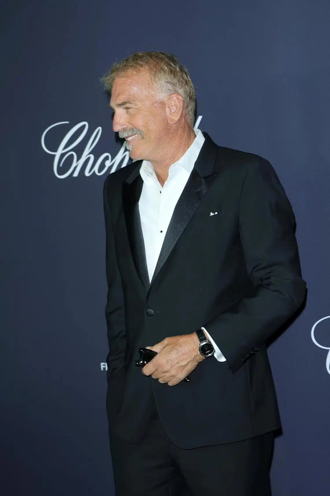 Kevin Costner sur le tapis rouge de Cannes, élégant et souriant