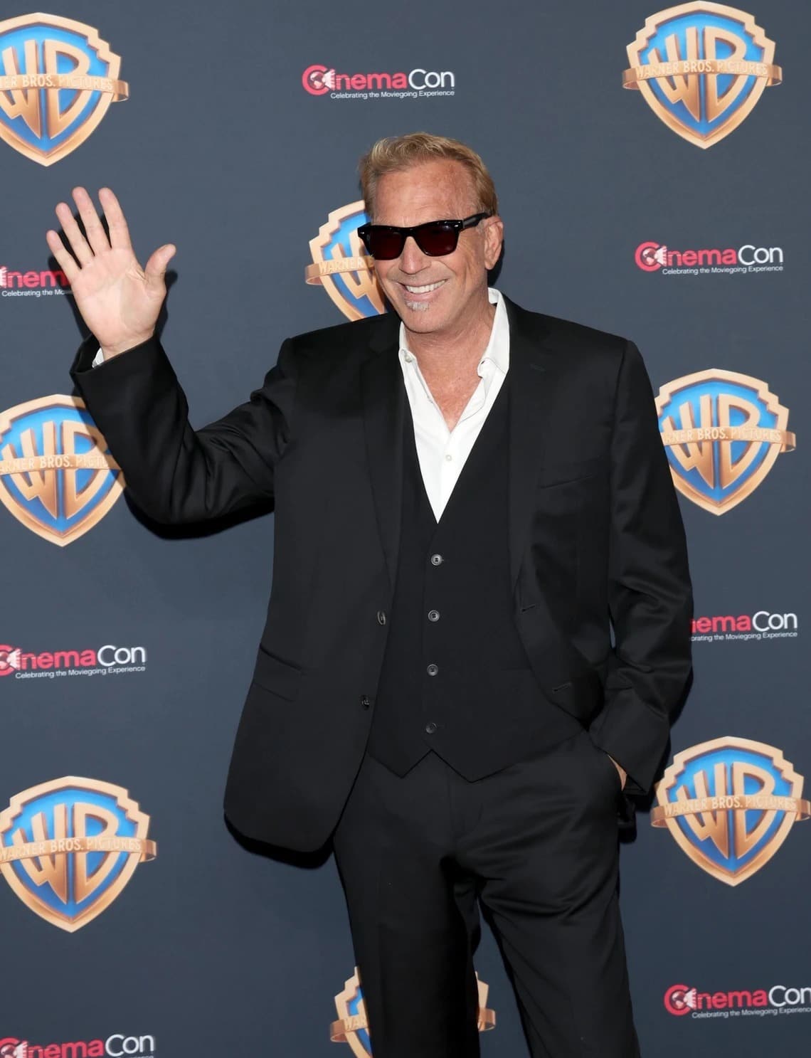 Kevin Costner en conversation, dégageant calme et assurance