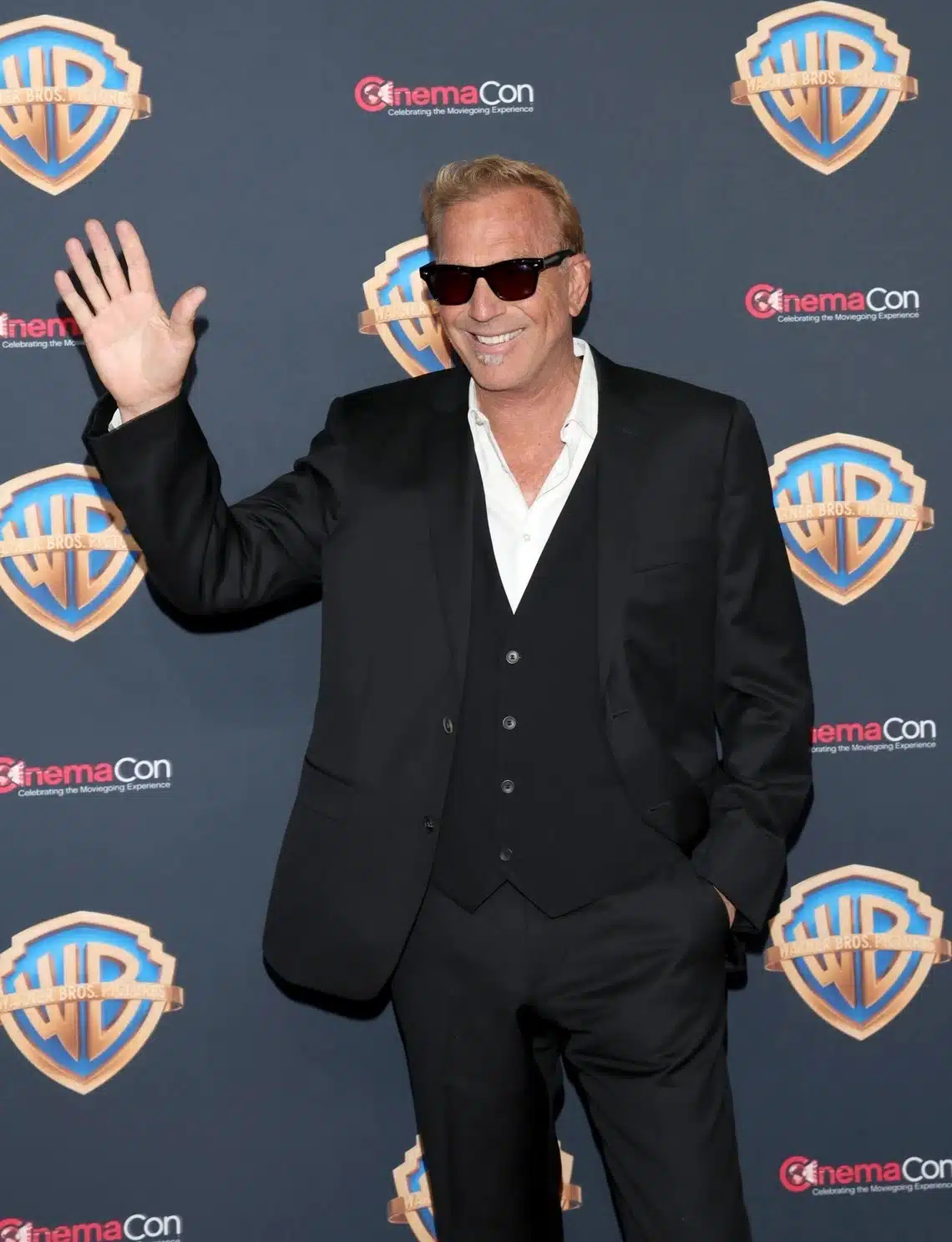 Kevin Costner en conversation, dégageant calme et assurance