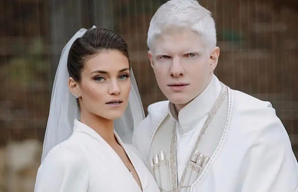 La famille Ivanichvili réunie lors d'un voyage, paysage en arrière-plan