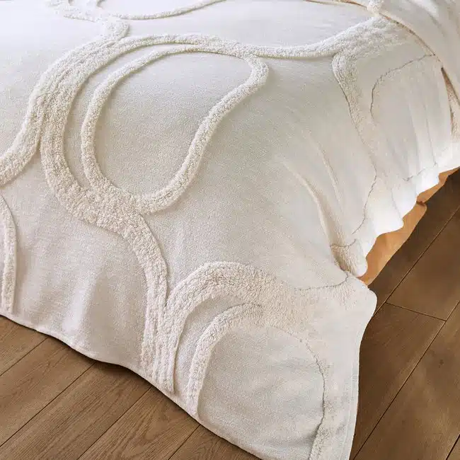 Chambre d'hôtel soigneusement arrangée