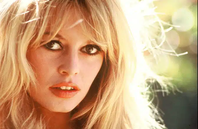 Brigitte Bardot souriante, icône de cinéma