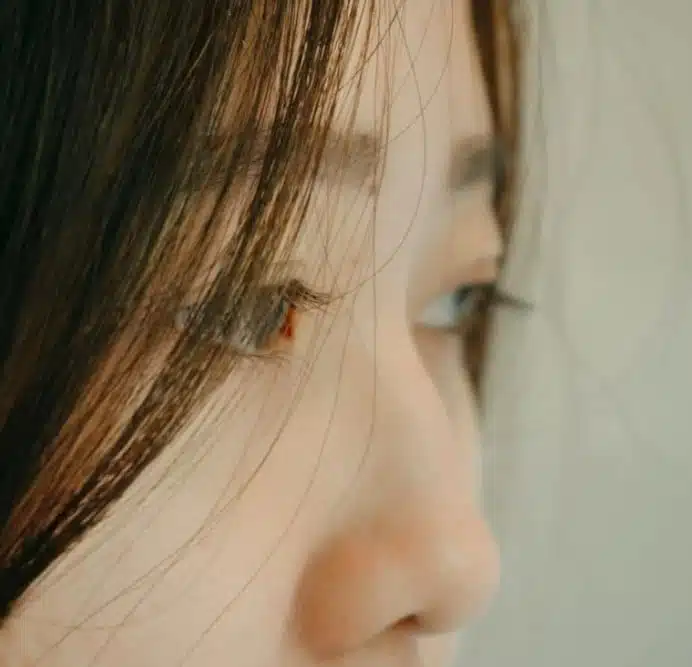 Nez fin et structuré, caractéristique d'un trait familial