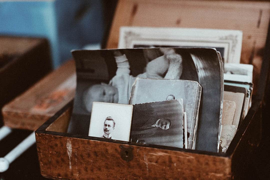 Intérieur d'une maison avec des cartons d'objets personnels à trier