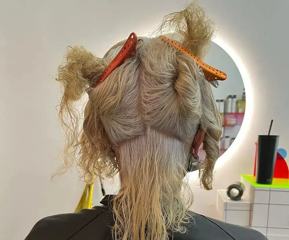 Femme avec une coupe de cheveux moderne